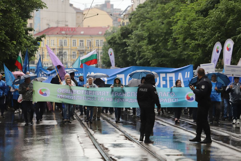 Протест под дъжда