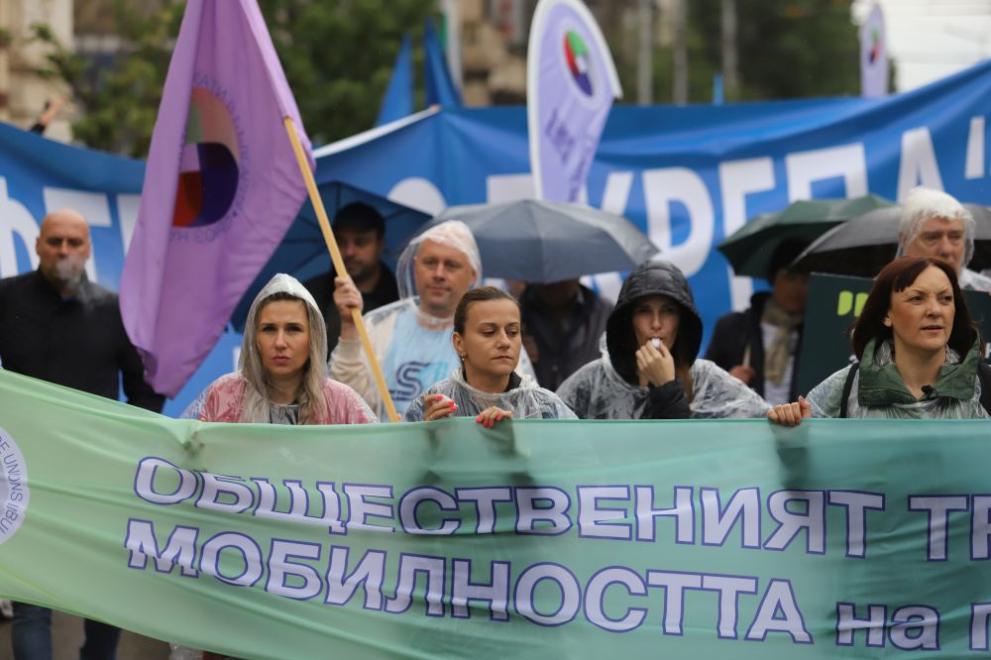 Протести на превозвачите блокираха движението в големите градове в страната.