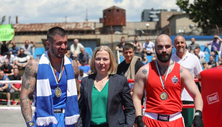 Затвор - Знакови бандити се биха в затвора (СНИМКИ)