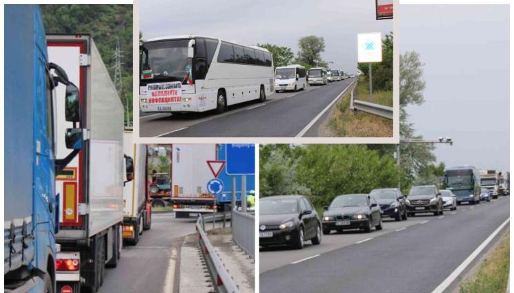 протест - БЛОКАДА: Превозвачи от цялата страна се включиха в недоволството, затвориха ключови кръстовища в големите градове, а на места градския и междуградски транспорт не работи 
