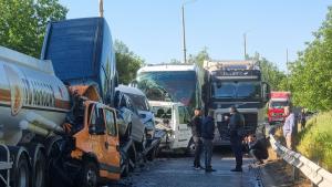 Две катастрофи с камиони и автобус при които има двама