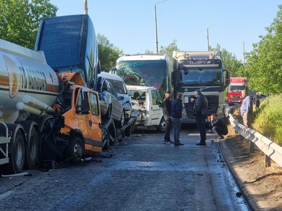 Две катастрофи с камиони и автобус, при които има двама