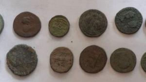 Полицаи иззеха монети и плочка с вид на антични от