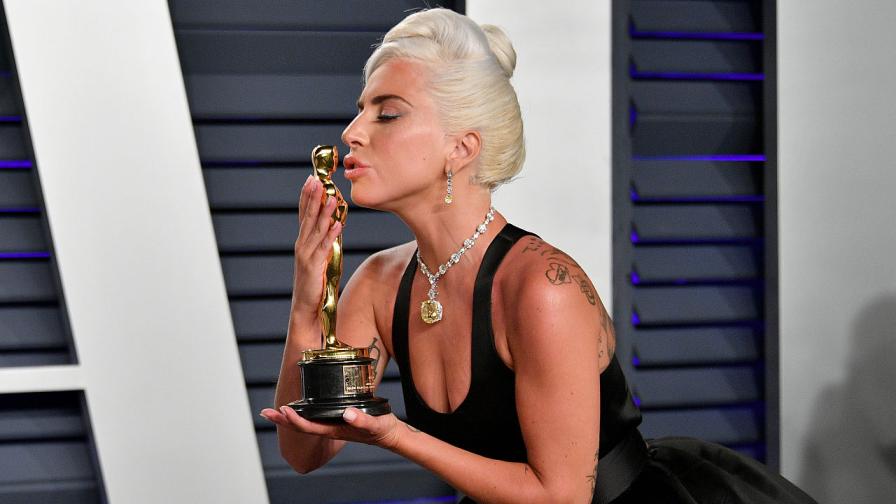 Като рок звезда: Лейди Гага показа стегнато коремче в Ел Ей (СНИМКИ)