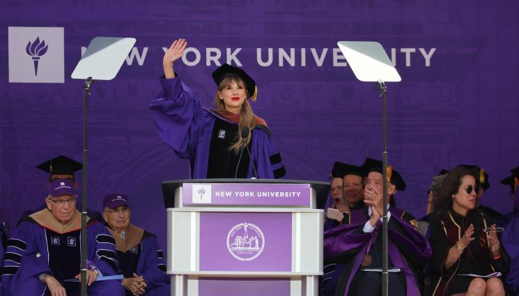 тейлър дипломиране - ПРИЗНАНИЕ: Тейлър Суифт получи почетна докторска степен