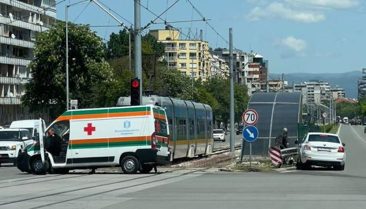 катастрофа кола линейка - КОШМАР НА ПЪТЯ: Кола и линейка се удариха в София, спряха движението на трамваите