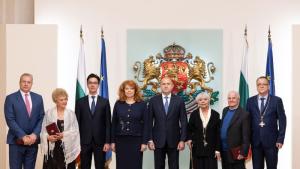 Президентът Румен Радев удостои с висши държавни отличия изтъкнатите дейци