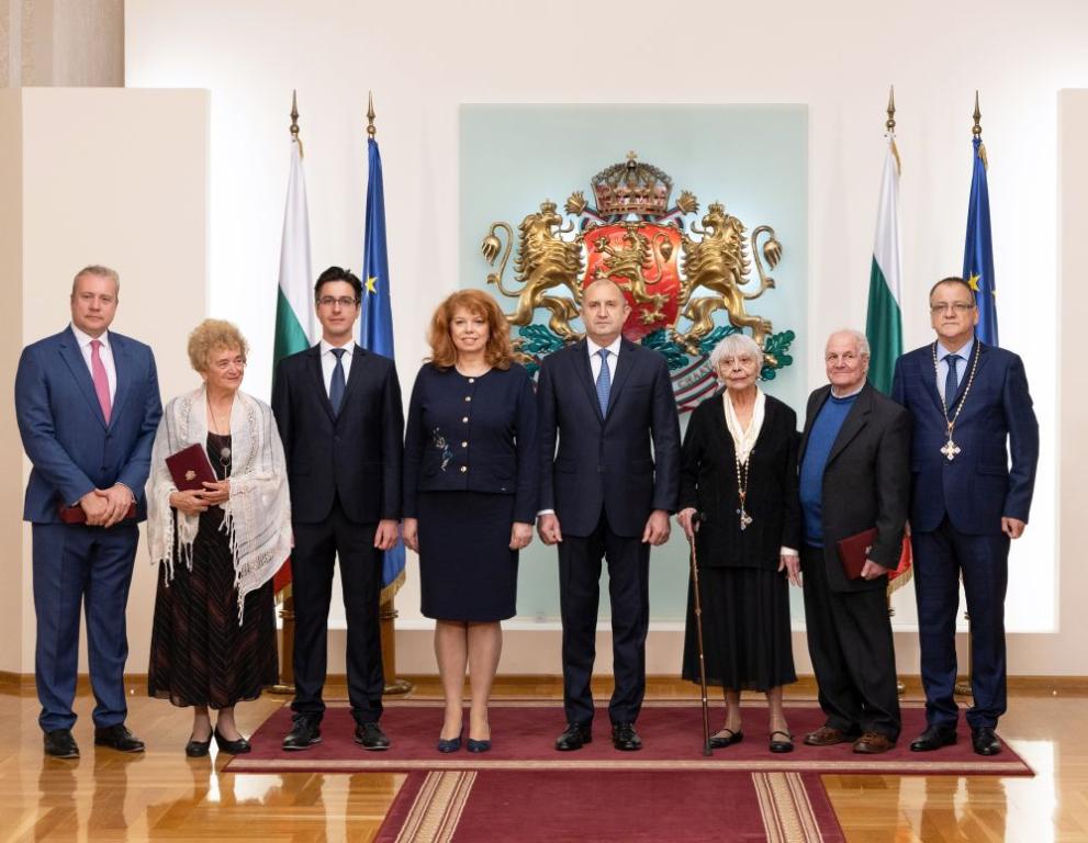 Президентът Румен Радев удостои с висши държавни отличия изтъкнатите дейци
