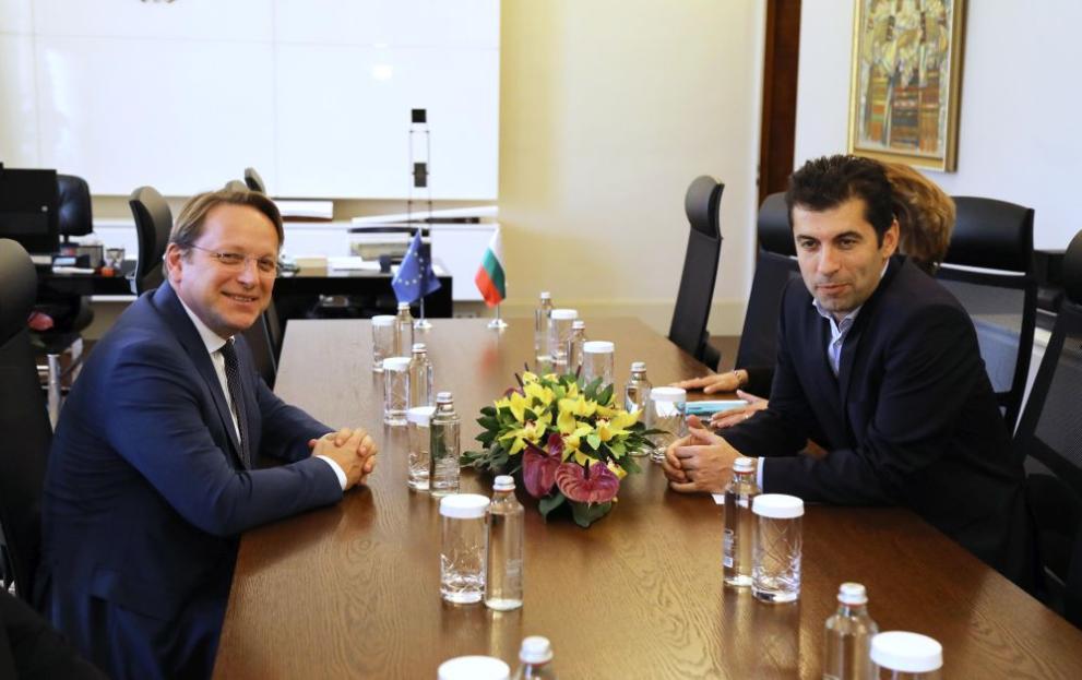 Министър-председателят Кирил Петков проведе работна среща с европейския комисар по