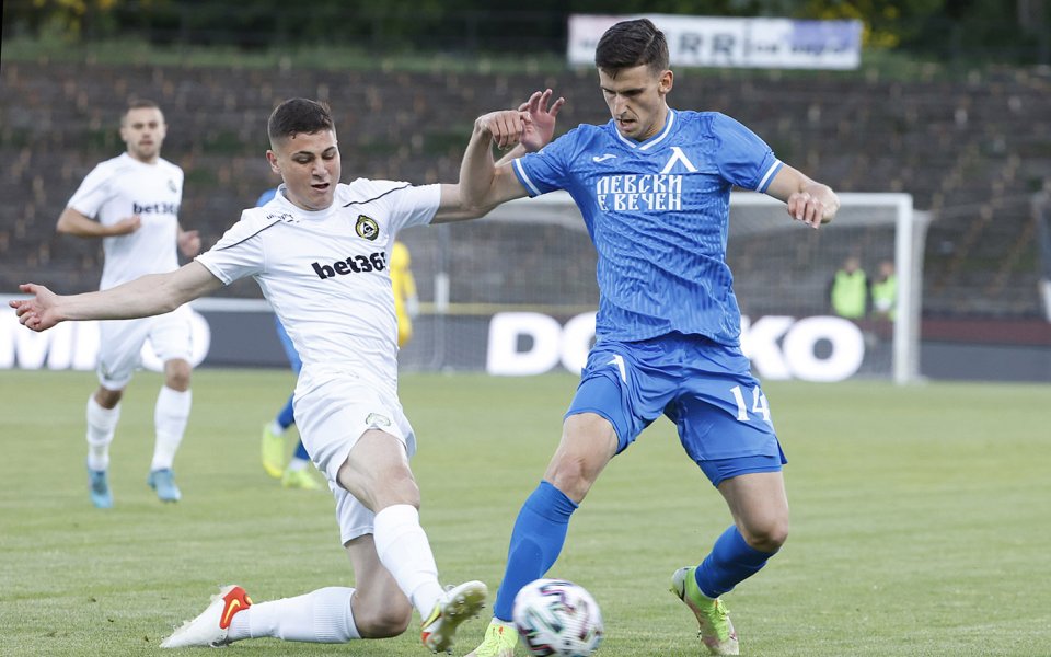 Отборите на Славия и Левски играят при резултат 0:1 в