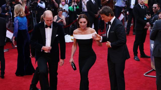 Кралски блясък: Принц Уилям, Кейт и Том Круз - неотразими заедно на червения килим (СНИМКИ)