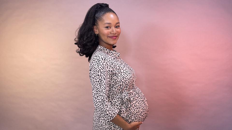 Водещата на прогнозата за времето по NOVA Стефани Рубен Обадяру