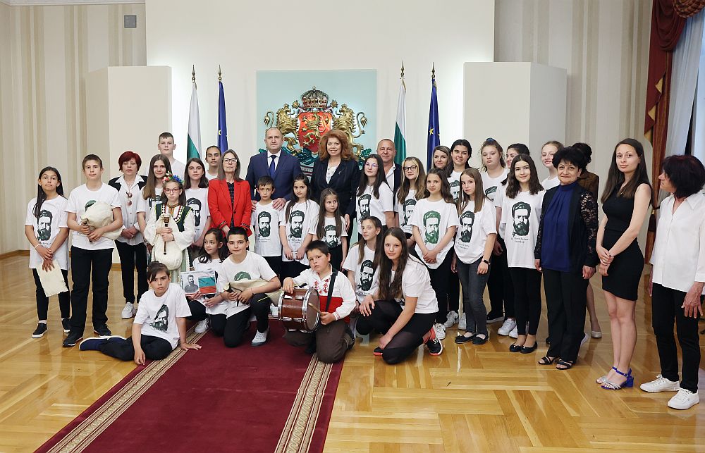 Президентът Румен Радев и вицепрезидентът Илияна Йотова посрещнаха ученици от Калофер