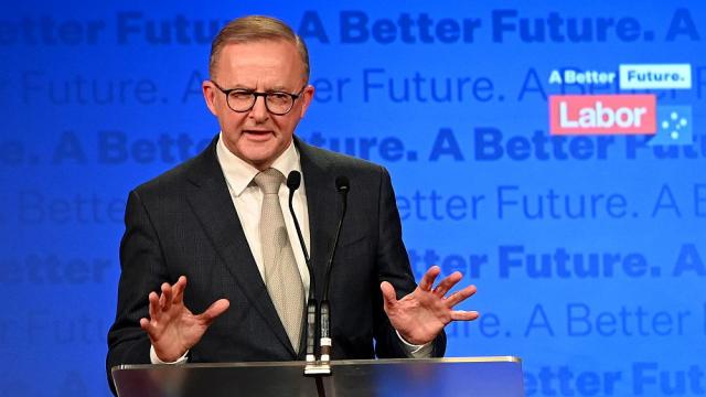 Премиерът на Австралия обяви с романтичен туит годежа с приятелката си