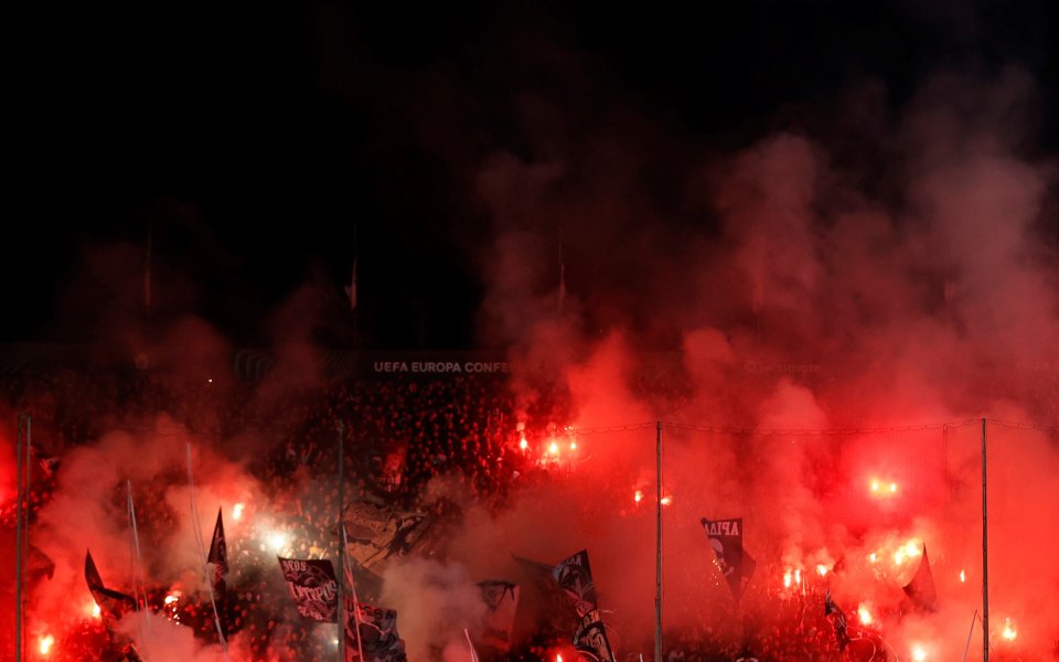 Панатинайкос спечели Купата на Гърция след бой между фенове и сблъсъци с полицията