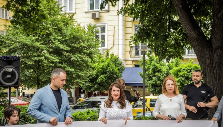 Фандъкова Херо Мустафа - Херо Мустафа и Фандъкова запретнаха ръкави: Чистят надписи на омразата (СНИМКИ)