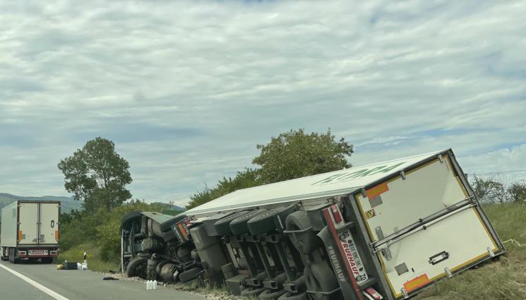 Тракия камион - БЛОКАЖ НА ТРАКИЯ: Камион се метна в канавка (ВИДЕО)