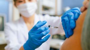 В момента се извършва паралелно снабдяване с противогрипни ваксини на