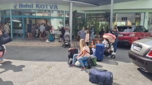 Украинските граждани пребиваващи в чужбина да останат извън страната до