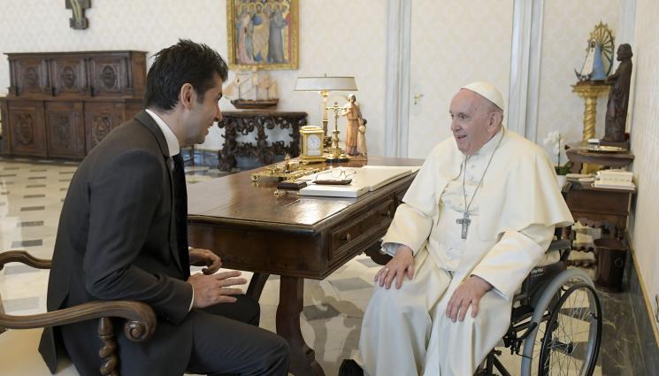 Кирил Петков папата - Папата пред Кирил Петков: Корупцията е болест (СНИМКИ)