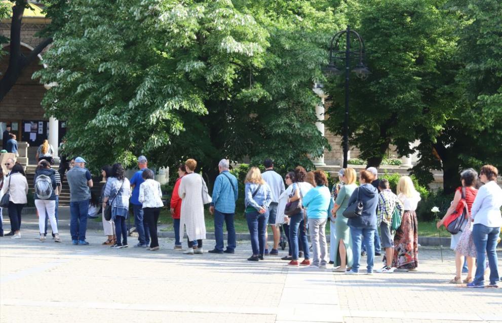 Вече втори ден се извива опашка пред църквата Света Неделя