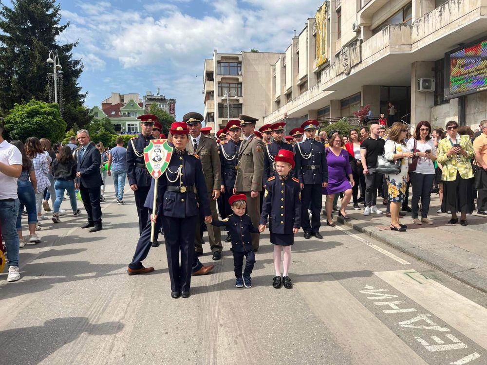 Дълга колона образува шествие и във Велико Търново по повод 24 май