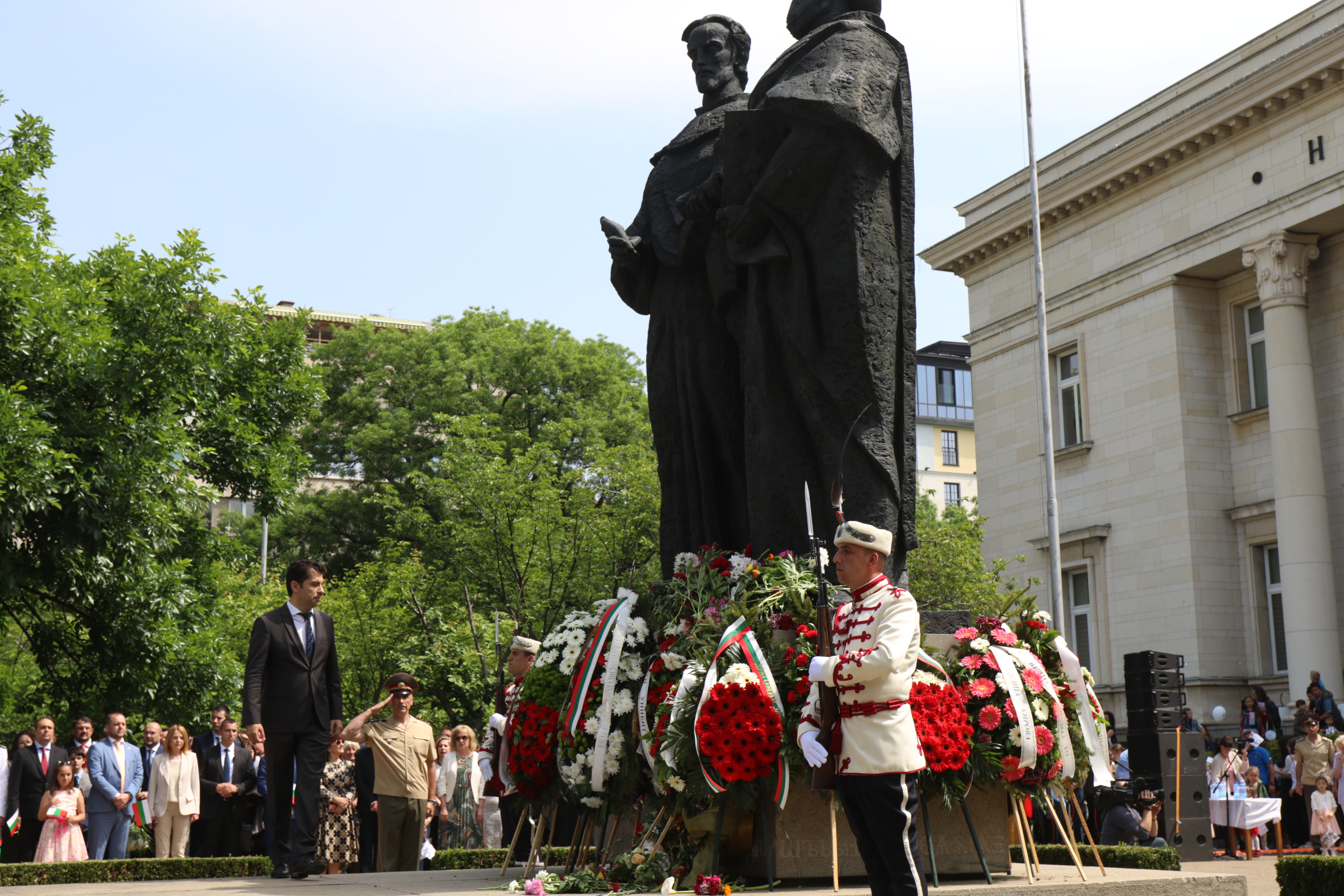 <p>София отбелязва 24 май с най-масовото изпълнение на химна &bdquo;Върви народе възродени&ldquo;. Официалната церемония започна точно в 11:00 ч., пред паметника на Светите равноапостолни братя Кирил и Методий пред Националната библиотека в столицата. Общоградско шествие тръгна от площад &bdquo;Независимост&ldquo; в 10:30 ч. и завърши пред паметника на светците.</p>