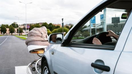 кола блъснато бебе количка