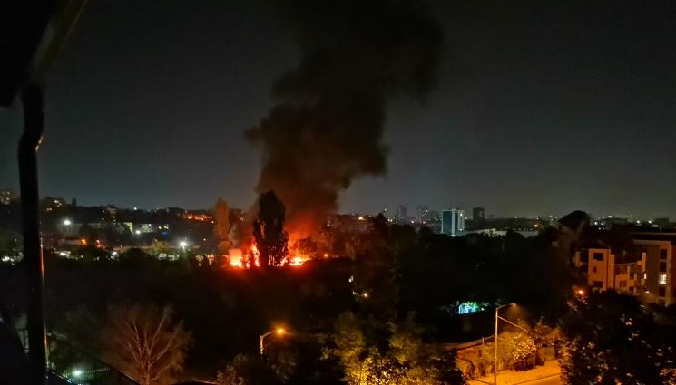 пожар - ПЛАМЪЦИ: Няколко камиона горяха в столичен квартал