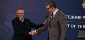 <p>Карлос Тавареш със сръбския президент Александър Вучич при подписването на договора за завода в Крагуевац миналия месец.</p>
