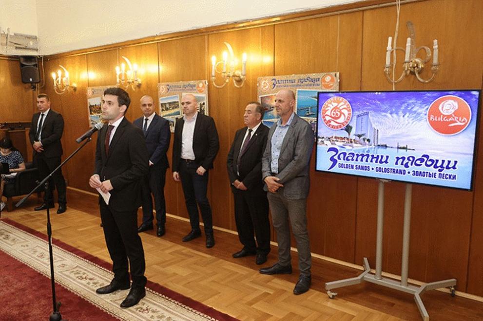 Председателят на Народното събрание Никола Минчев откри в парламента фотоизложба