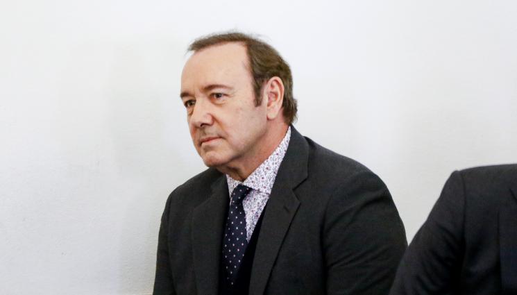 Кевин Спейси - СКАНДАЛЪТ СЕ РАЗРАСТВА: Актьорът Кевин Спейси е обвинен в сексуално насилие срещу трима мъже