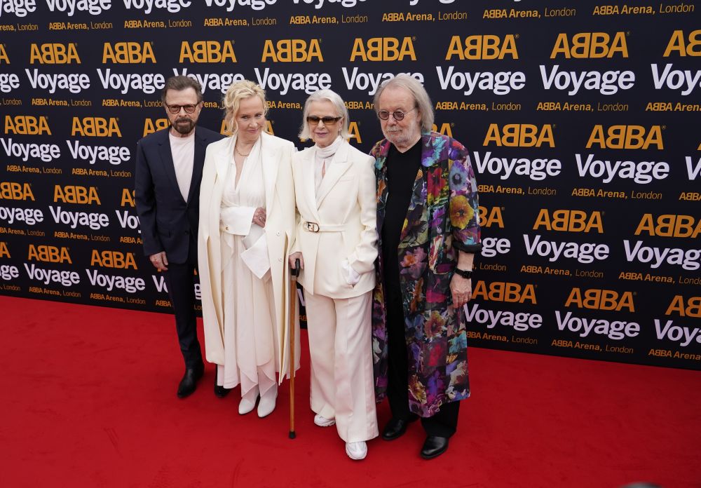 Концертът ABBA Voyage събра хиляди почитатели на шведската група, както и десетки популярни изпълнители. Четиримата от АББА на практика наблюдаваха себе си на сцената - точно като тях изглеждаха изпълнителите, които се превъплътиха в музикантите.