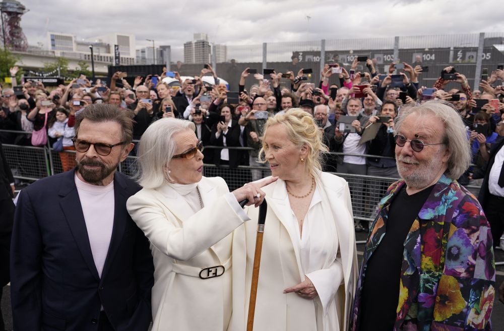 Концертът ABBA Voyage събра хиляди почитатели на шведската група, както и десетки популярни изпълнители. Четиримата от АББА на практика наблюдаваха себе си на сцената - точно като тях изглеждаха изпълнителите, които се превъплътиха в музикантите.