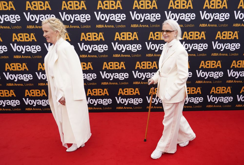Концертът ABBA Voyage събра хиляди почитатели на шведската група, както и десетки популярни изпълнители. Четиримата от АББА на практика наблюдаваха себе си на сцената - точно като тях изглеждаха изпълнителите, които се превъплътиха в музикантите.