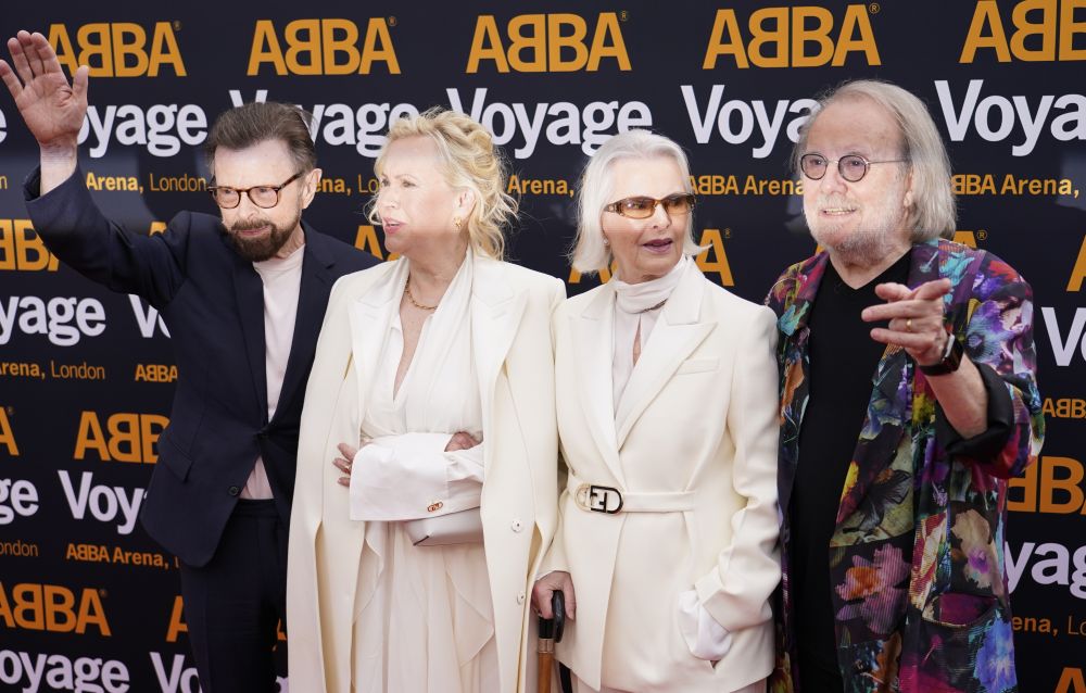 Концертът ABBA Voyage събра хиляди почитатели на шведската група, както и десетки популярни изпълнители. Четиримата от АББА на практика наблюдаваха себе си на сцената - точно като тях изглеждаха изпълнителите, които се превъплътиха в музикантите.