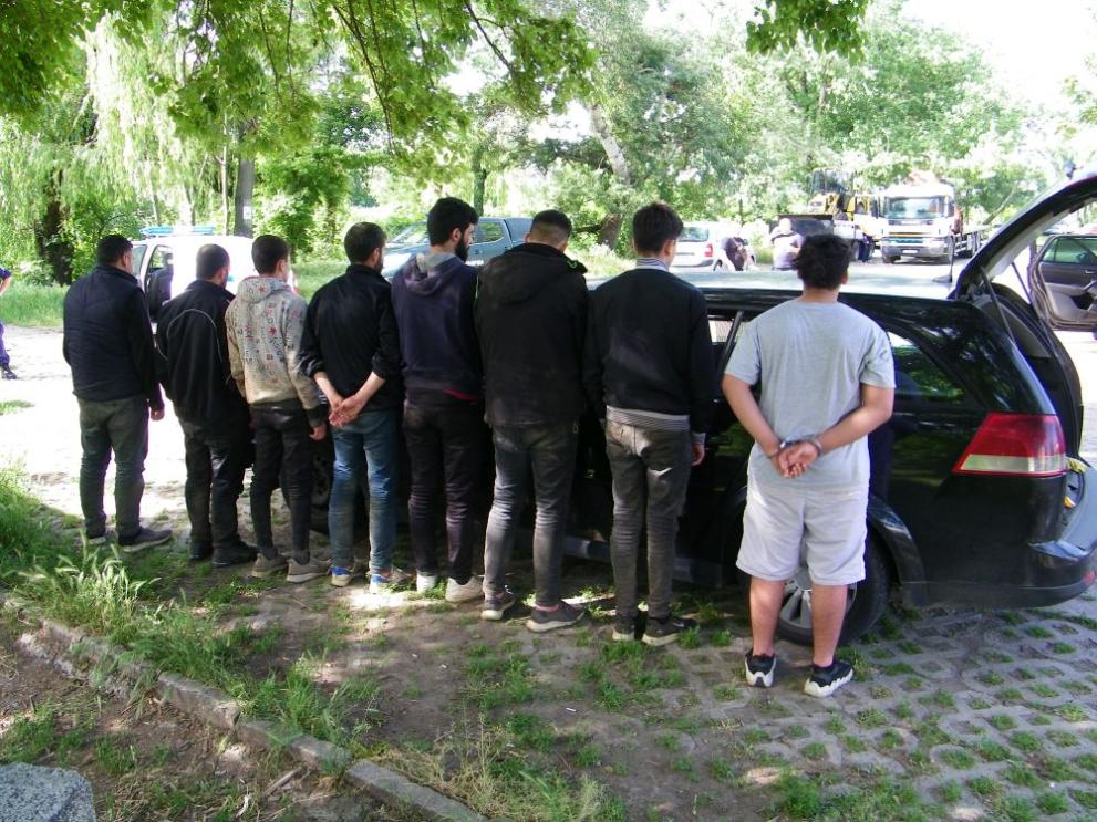В РД “Гранична полиция“-Елхово са задържани след преследване двама каналджии