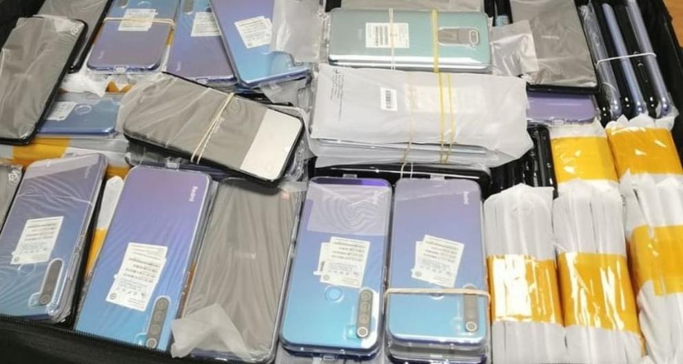 Митнически служители откриха 200 контрабандни мобилни телефона при проверка на