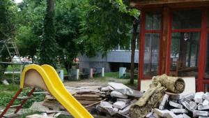 Нарушител който системно трупа строителни отпадъци на детска площадка в