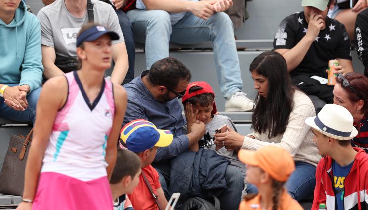 Ролан Гарос - Скандал на „Ролан Гарос“: Румънка хвърли ракетата си, разплака дете на трибуните