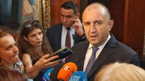 Българският парламент не е тържище Едните пазаруват депутати а другите