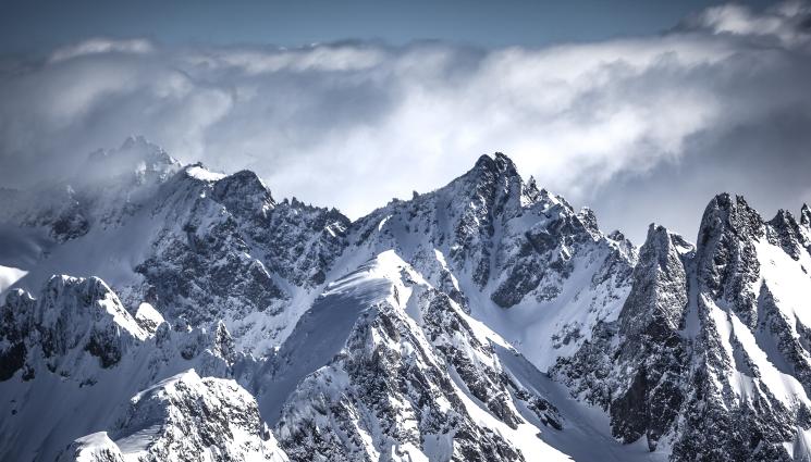 швейцарски алпи - СНЕЖЕН УЖАС: Падащ лед уби двама души и рани още девет в Швейцарските Алпи
