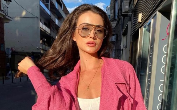 Половинката на нов в Левски пръска сексапил по бански