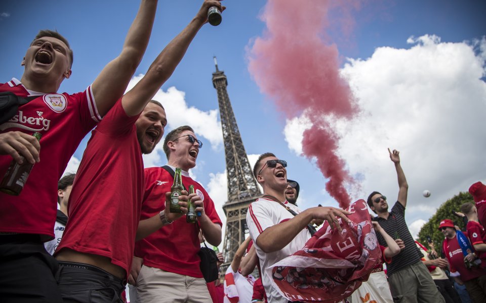 Десетки хиляди фенове на Ливърпул, повечето без билети, "заляха" Париж
