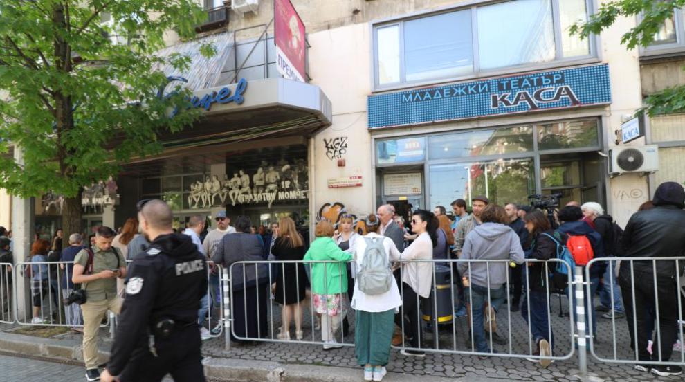 Младежкият театър на протест заради имотен казус (СНИМКИ)