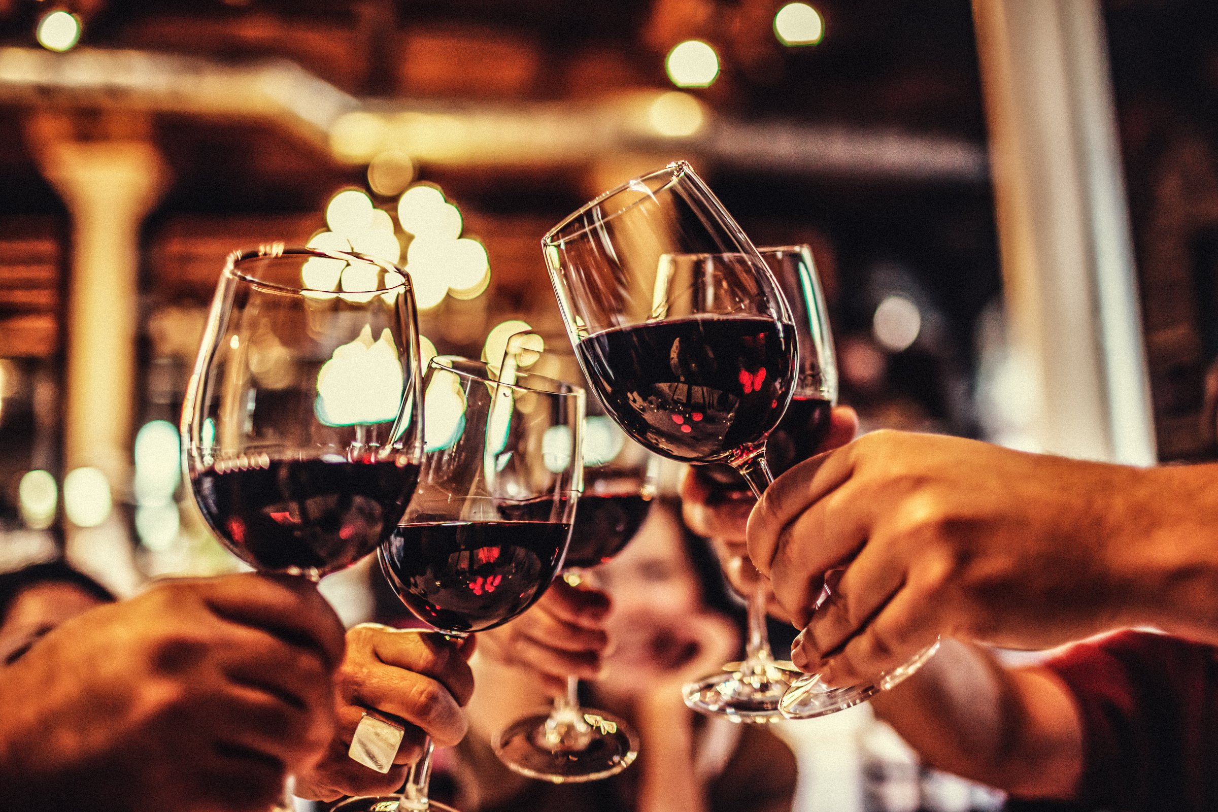 <p><strong>Червено вино</strong></p>

<p>Диетолози&nbsp;твърдят, че червеното вино в умерени количества, тоест&nbsp;до една порция на ден за жените и до две порции на ден за мъжете, се свързва с по-дълго живеещите хора и може да помогне за поддържане на по-добър вид на кожата. Но по-малките дози са много по-добри за здравето! Със сигурност прекаляването няма да ви помогне да запазите младежкия си вид.</p>
