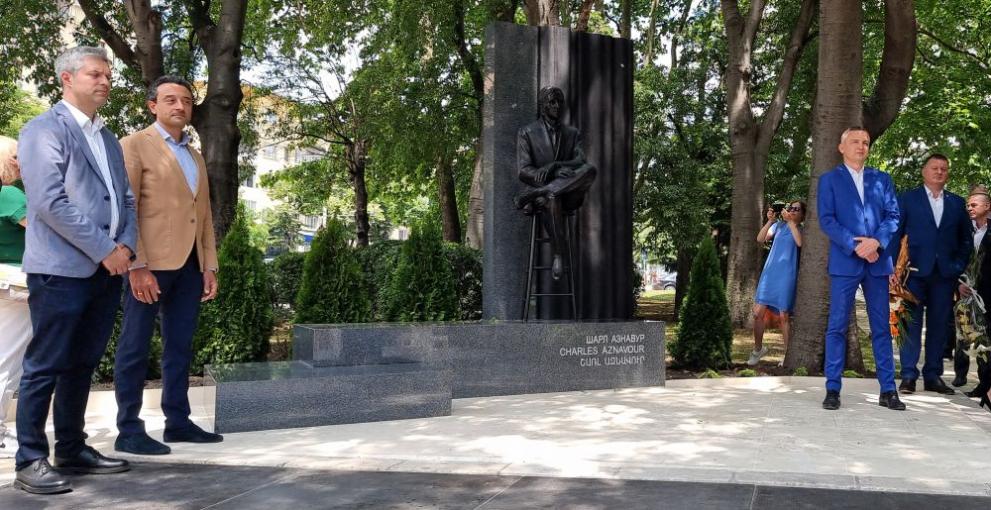 Първият в България паметник на Шарл Азнавур бе открит днес