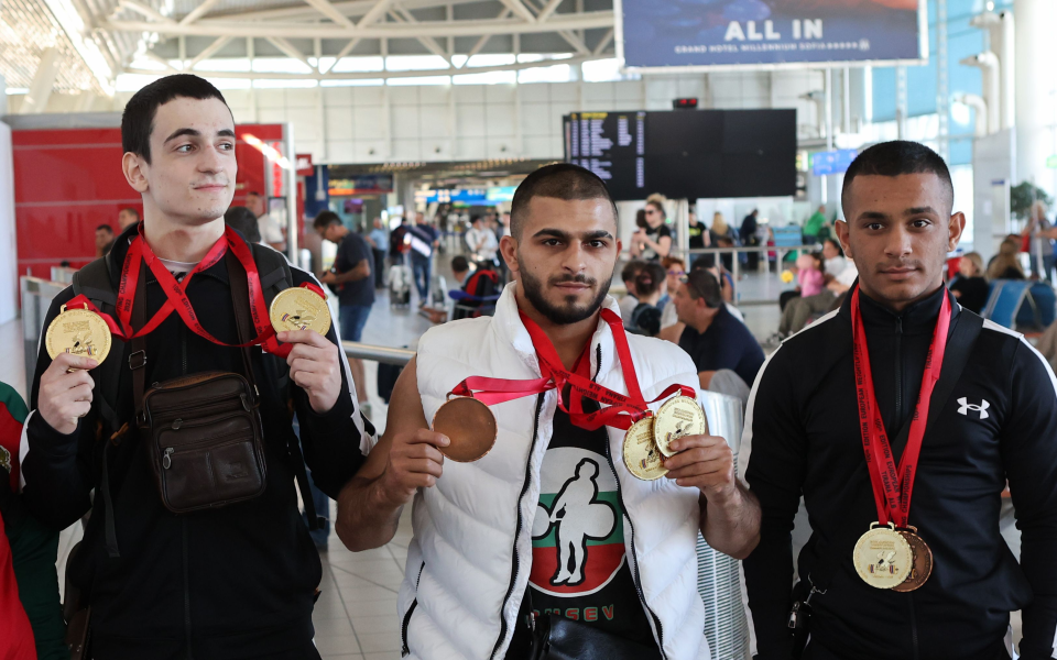 Европейските шампиони по вдигане на тежести се завърнаха в България