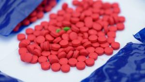 Над 1 милиард таблетки метафетамини са иззети от полицията в
