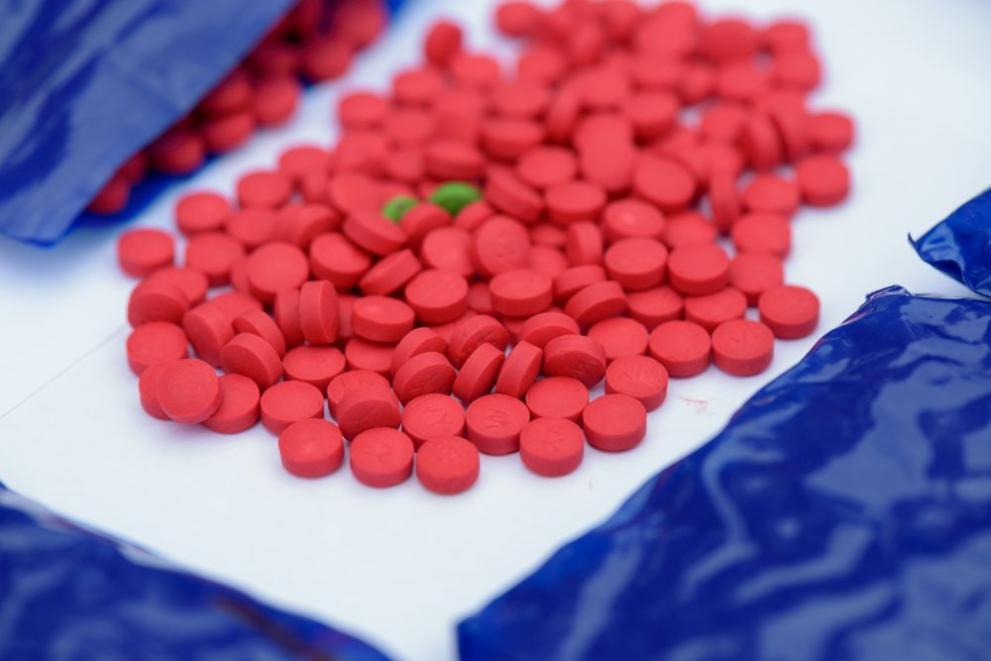 Над 1 милиард таблетки метафетамини са иззети от полицията в